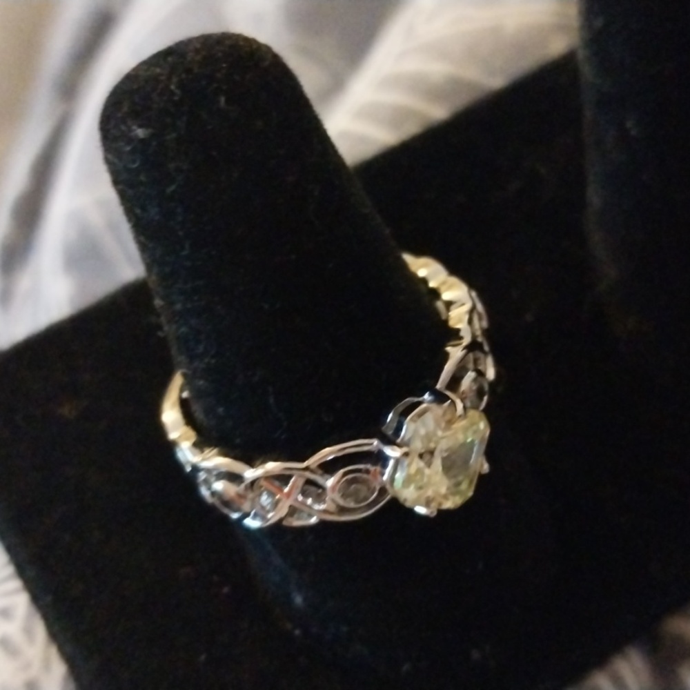 Ring - Picture 3 of 4